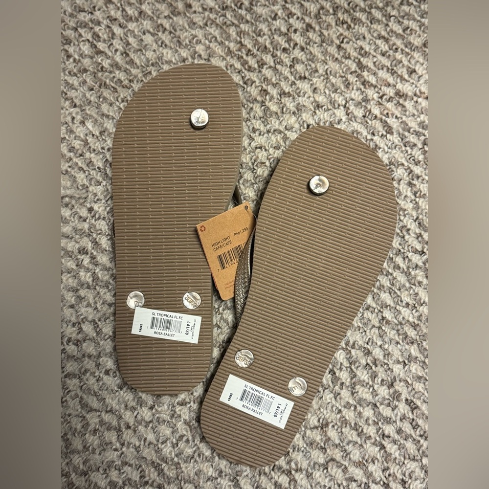 NWT Havaianas Top Flip Flop - Gold - Picture 5 of 5